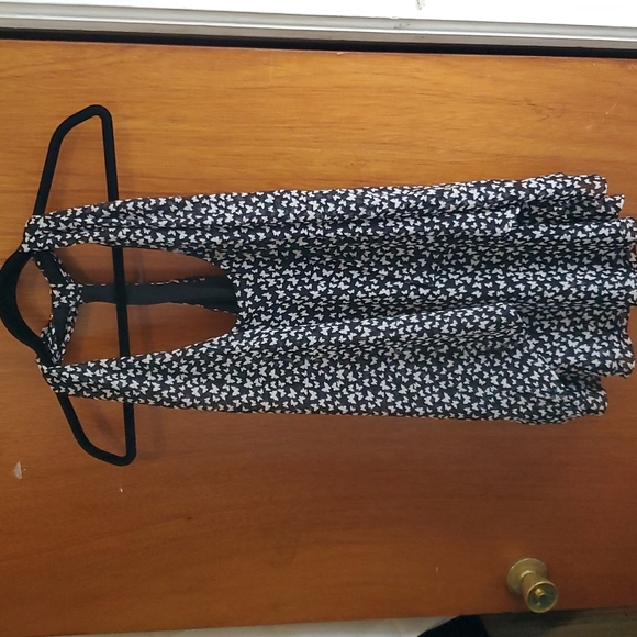 Bisou Bisou Tops - Bisou Bisou sleeveless blouse med black and white butterflies